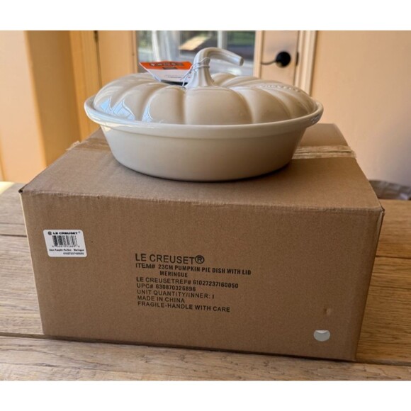 NEW Le Creuset Stoneware Figural Pumpkin Baker Pie Dish with Lid 9 in Meringue - Picture 1 of 9